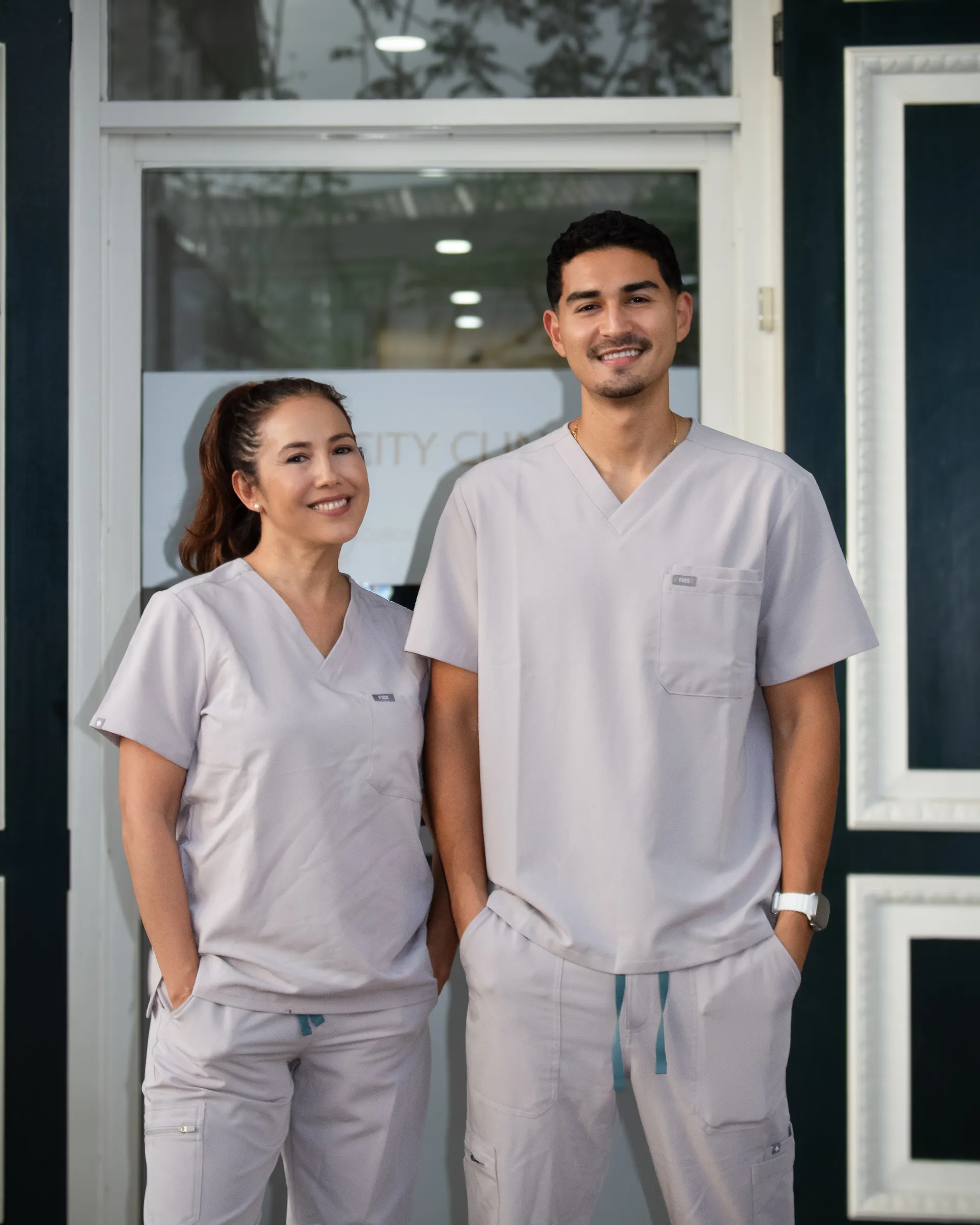 Tandartsen Dr. Daniel en Dr. Jennifer van City Clinic Paramaribo